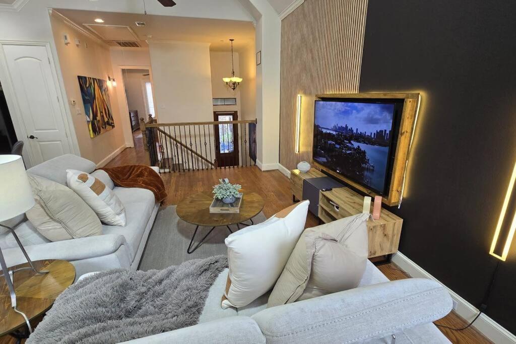 Modern Galleria Gem Private Jacuzzi 3 Br Houston Bagian luar foto