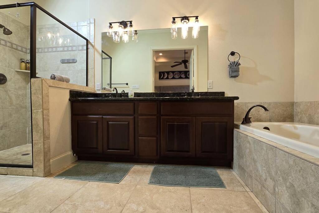 Modern Galleria Gem Private Jacuzzi 3 Br Houston Bagian luar foto
