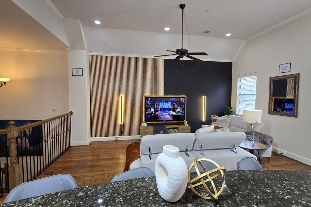 Modern Galleria Gem Private Jacuzzi 3 Br Houston Bagian luar foto