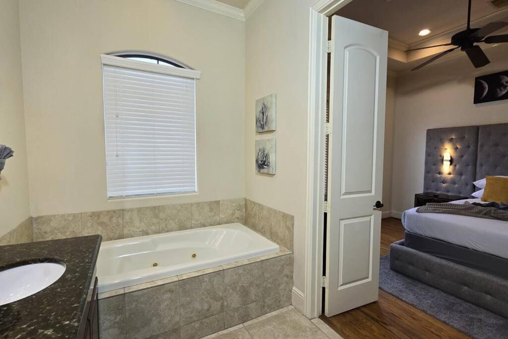 Modern Galleria Gem Private Jacuzzi 3 Br Houston Bagian luar foto