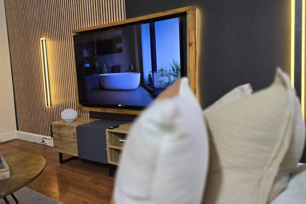 Modern Galleria Gem Private Jacuzzi 3 Br Houston Bagian luar foto