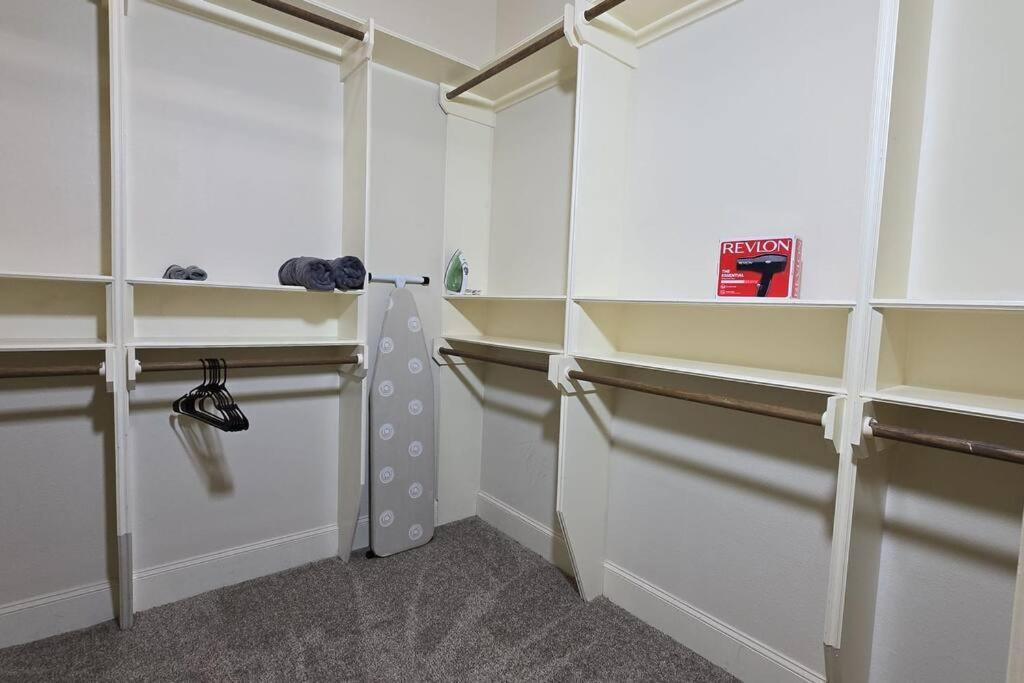 Modern Galleria Gem Private Jacuzzi 3 Br Houston Bagian luar foto