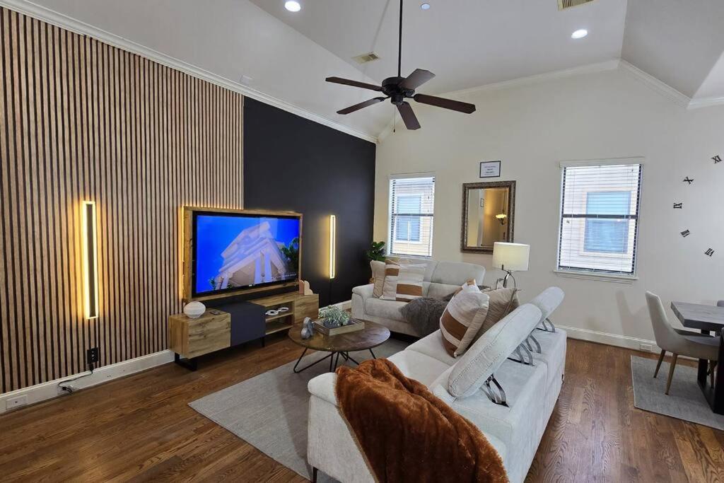 Modern Galleria Gem Private Jacuzzi 3 Br Houston Bagian luar foto