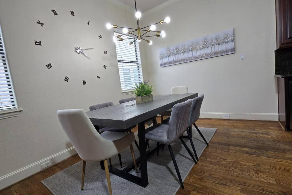 Modern Galleria Gem Private Jacuzzi 3 Br Houston Bagian luar foto