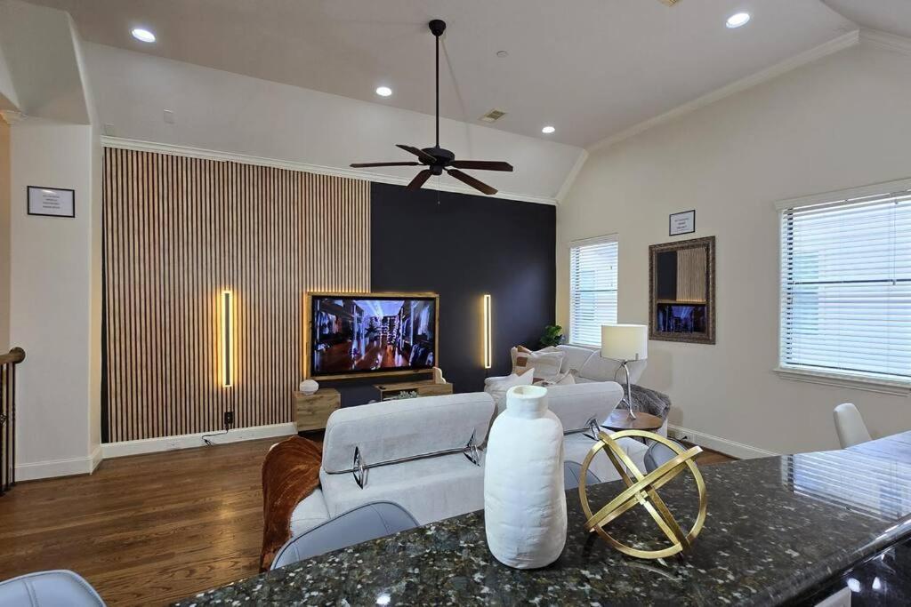 Modern Galleria Gem Private Jacuzzi 3 Br Houston Bagian luar foto