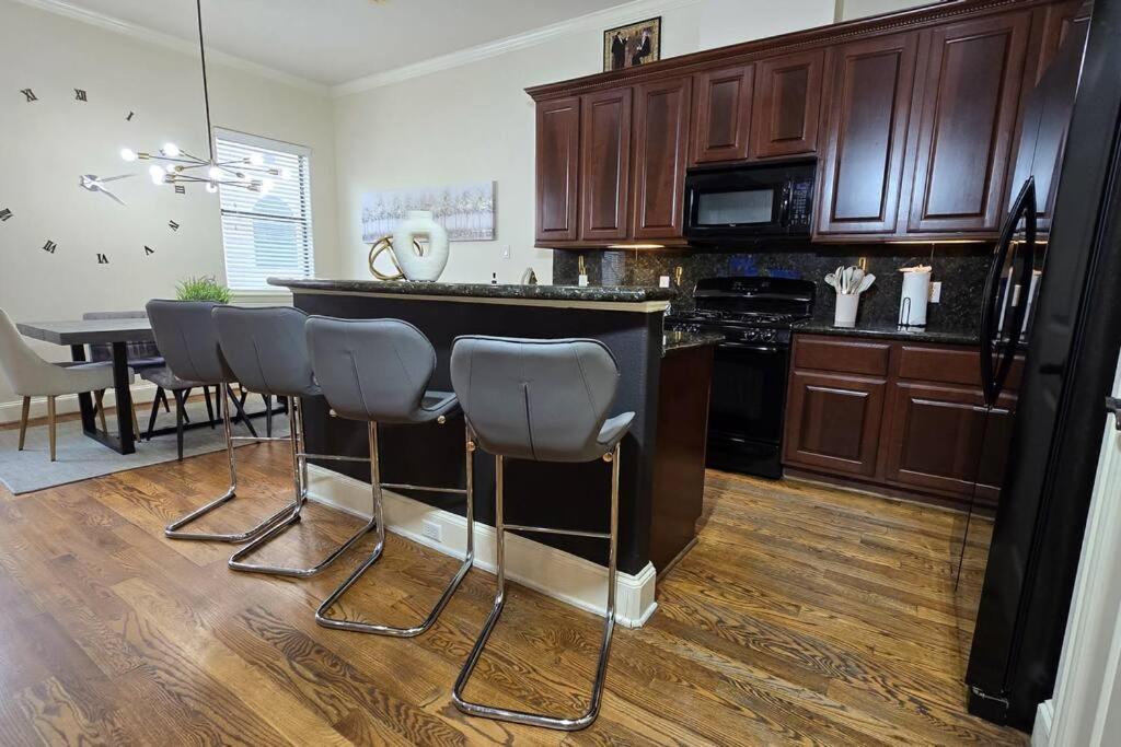 Modern Galleria Gem Private Jacuzzi 3 Br Houston Bagian luar foto