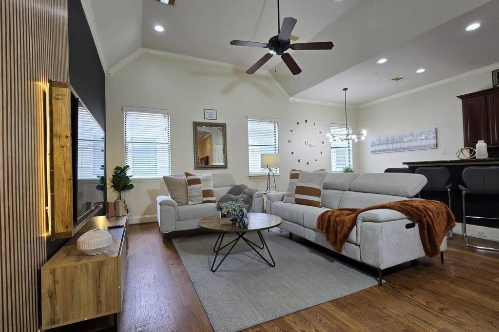 Modern Galleria Gem Private Jacuzzi 3 Br Houston Bagian luar foto
