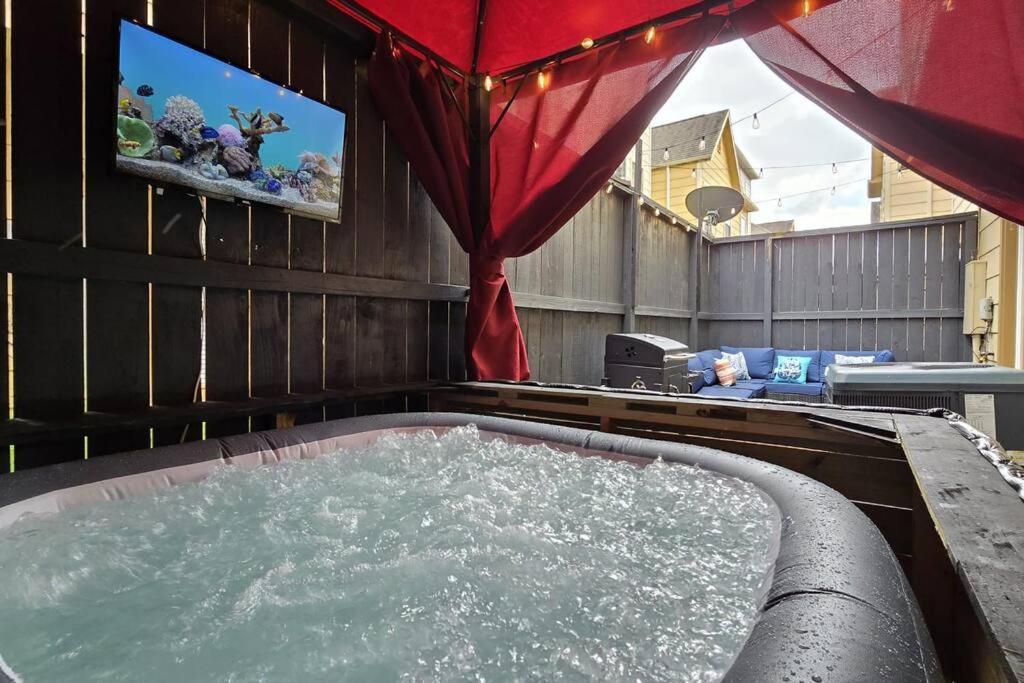 Modern Galleria Gem Private Jacuzzi 3 Br Houston Bagian luar foto